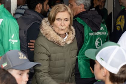 La abuela de los Castagnola, Martina de Estrada Láinez, sale de saludar a sus nietos.