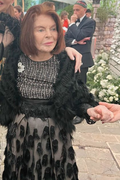 La abuela de Lucas, la empresaria Lili Neumann de Sielecki, se mostró feliz por la celebración. Detrás de ella, el rabino Sergio Bergman.