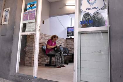 La abuela del repartidor asesinado en Quilmes, espera en la comisaria