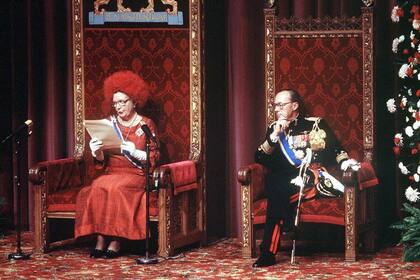 La abuela del rey Guillermo de Holanda, desolada por las continuas infidelidades de su marido, cayó rendida a los pies de una hechicera; La historia de un matrimonio que se mantuvo unido a pesar de los escándalos