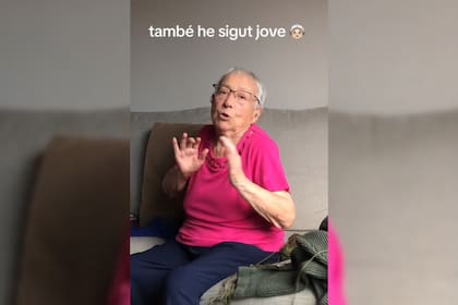 La abuela que intenta conquistar al novio de su nieta se volvió viral (Captura video)
