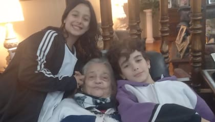 La abuela Yeya con dos de sus bisnietos, los hijos de Cecilia.