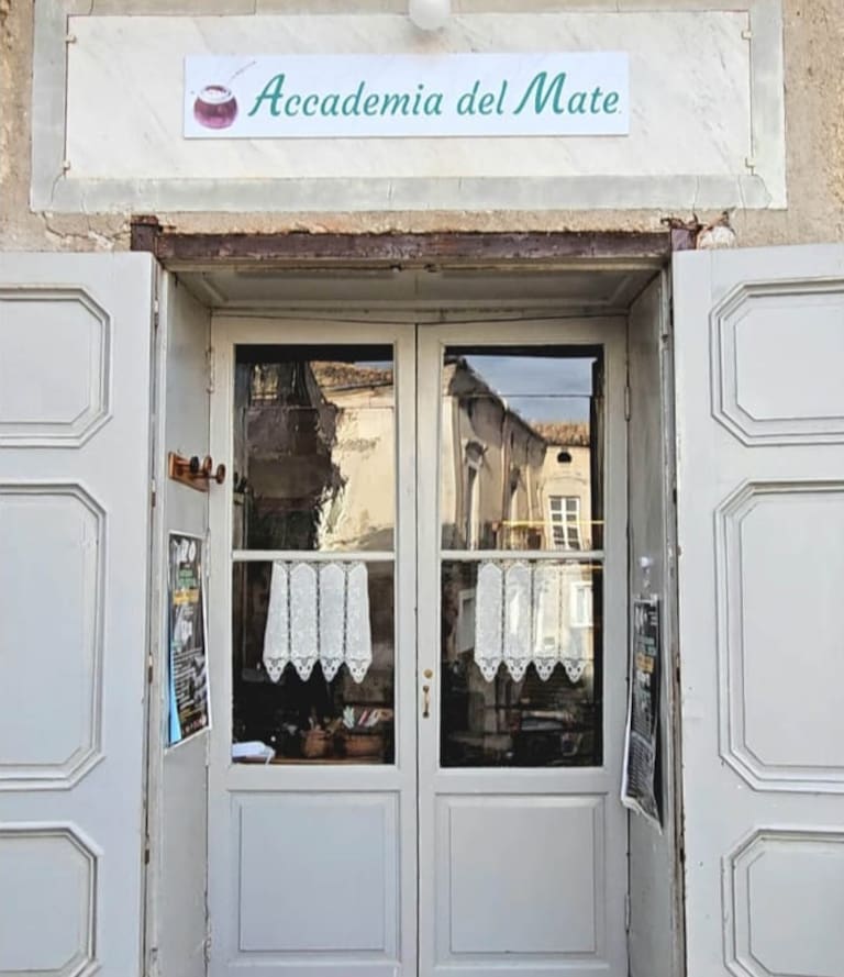 La Academia del Mate fue fundada por Anna Stratigò cuando hace 12 años se declaró a Lungro Capital Europea del Mate