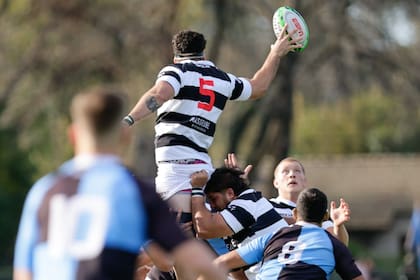La Academia intentó jugar con las manos, pero los forwards prevalecieron en el desarrollo de un encuentro que no tuvo lucimiento en Villa de Mayo.
