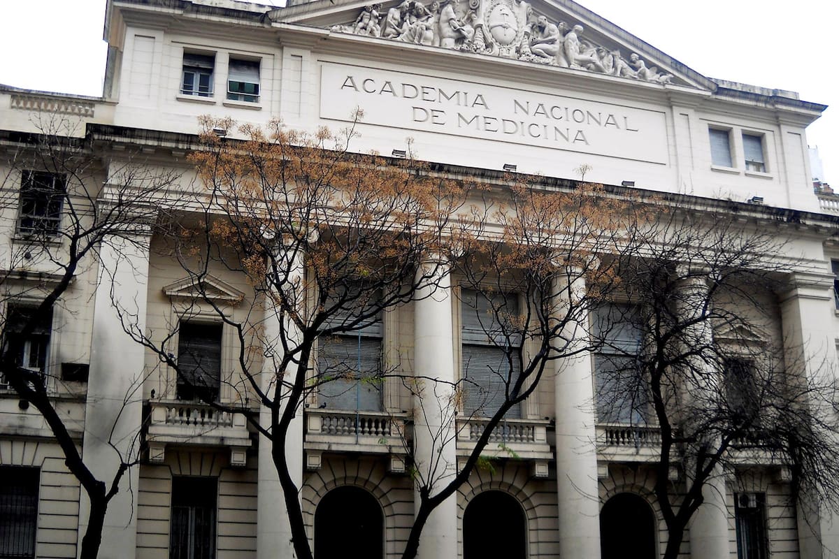 La Academia Nacional de Medicina está ubicada en la intersección de las avenidas Las Heras y Coronel Díaz