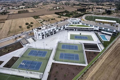 La academia tiene 27 canchas de tenis reglamentarias, con distintas superficies