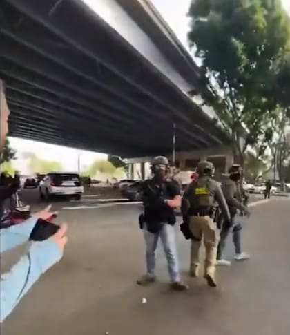 La acción causó la indignación de los presentes al momento de la redada, quienes les reclamaron a los agentes federales
