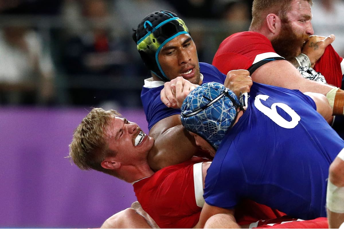 La acción clave del partido: el codazo de Sebastian Vahaamahina a Aaron Wainwright que determinará la expulsión del francés.