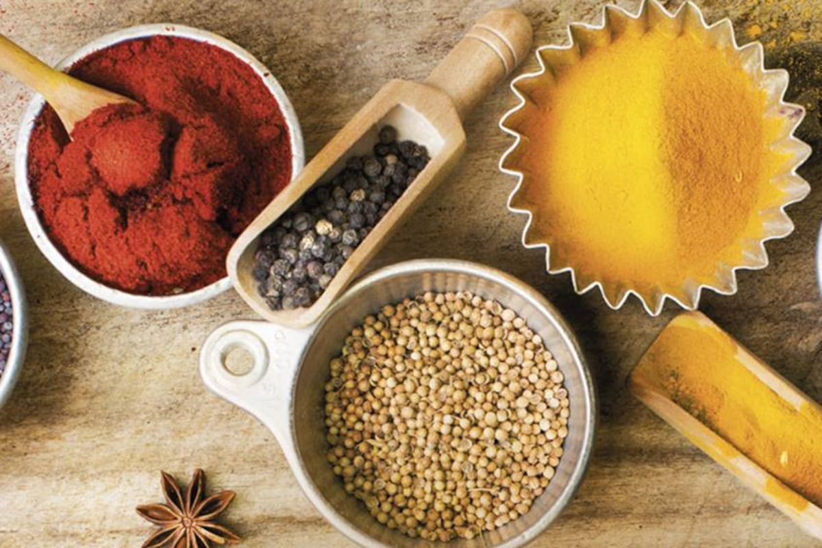 La acción combinada de cada uno de sus elementos hacen del curry una bomba de propiedades antioxidantes, antiinflamatorias y antisépticas