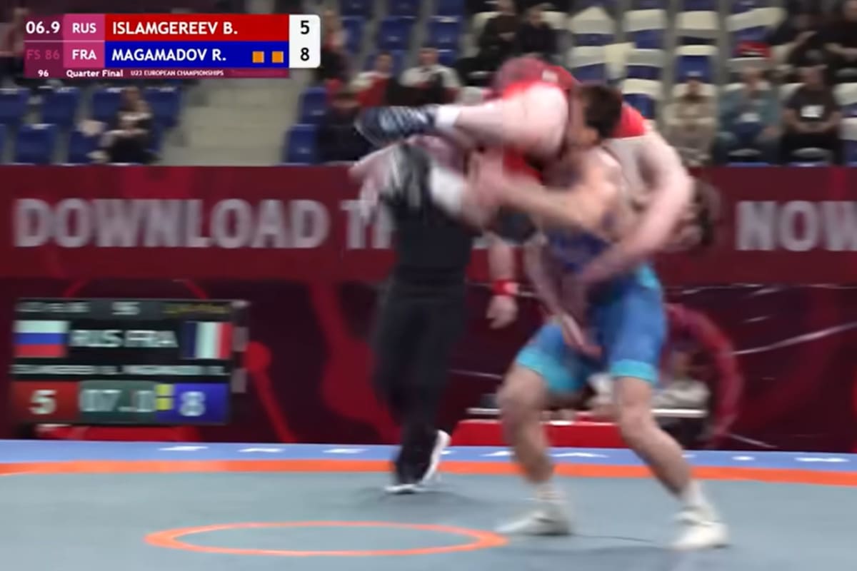 La acción del luchador ruso Bozigit Islamgereev sobre el francés Rakhim Magamadov en el Campeonato Europeo Sub 23