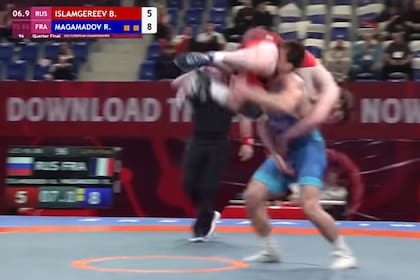La acción del luchador ruso Bozigit Islamgereev sobre el francés Rakhim Magamadov en el Campeonato Europeo Sub 23