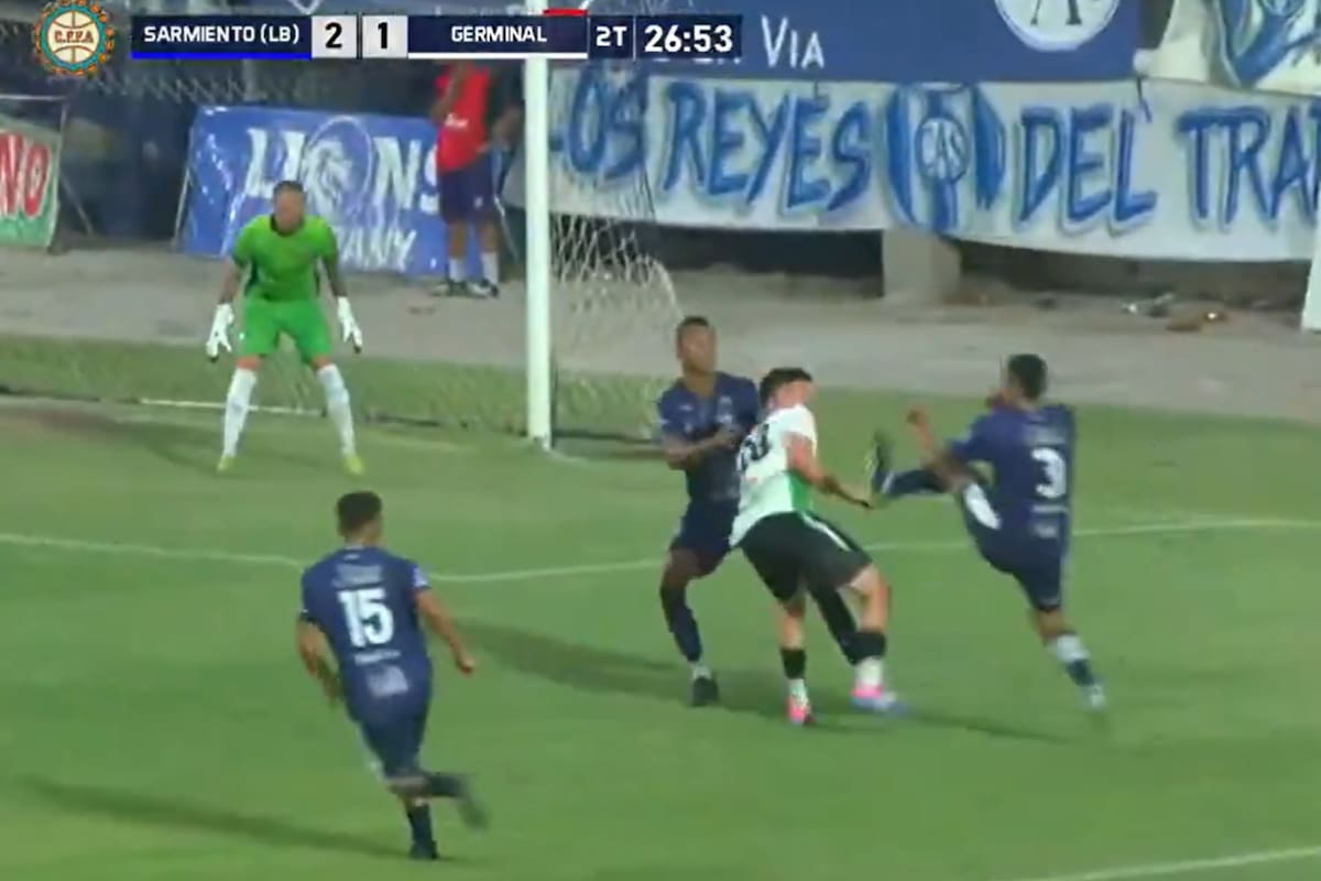 La acción en la que Alan Tevez, de Sarmiento, golpea a Nicolás Rosa y no es sancionado el penal para Germinal de Rawson