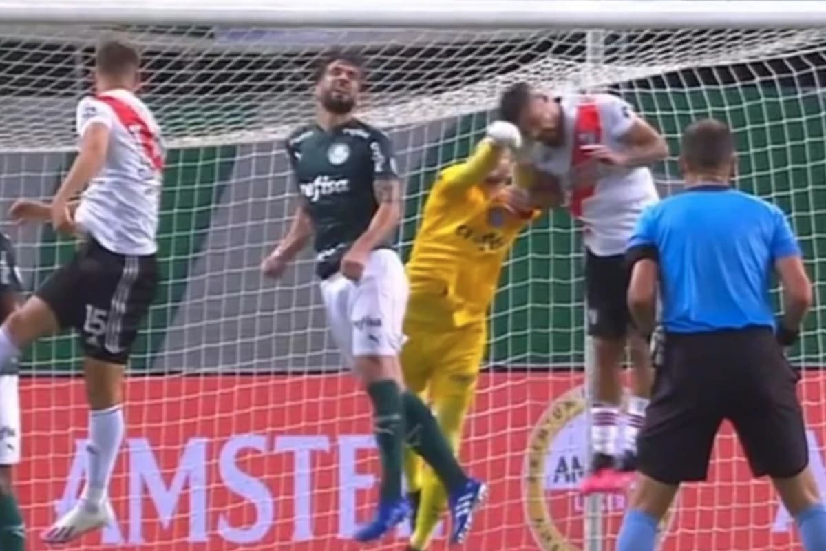 La acción en la que el arquero Weverton choca con Paulo Díaz y el VAR no revisó