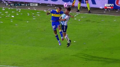 La acción entre Villa y Mura, en la que el defensor de Racing terminó con un profundo corte en la cabeza