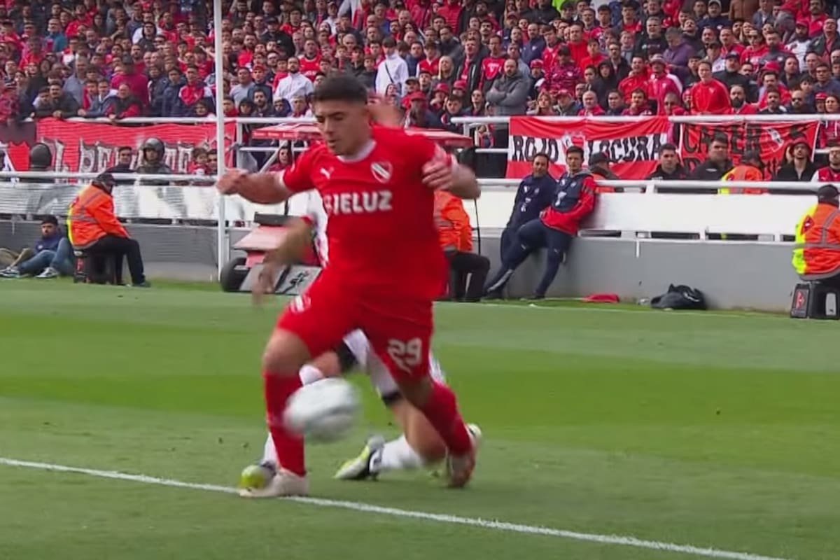La acción más polémica de Independiente vs. Instituto en Avellaneda; ¿fue penal o no?