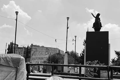 La acción performática de Dolores de Argentina para cubrir los monumentos de San Martín en distintos países no se pudo concretar en América