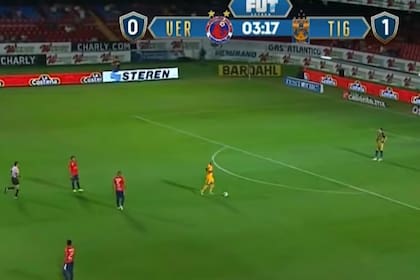 La acción previa al segundo gol de Tigres, con los jugadores de Veracruz sin moverse de sus posiciones en el terreno