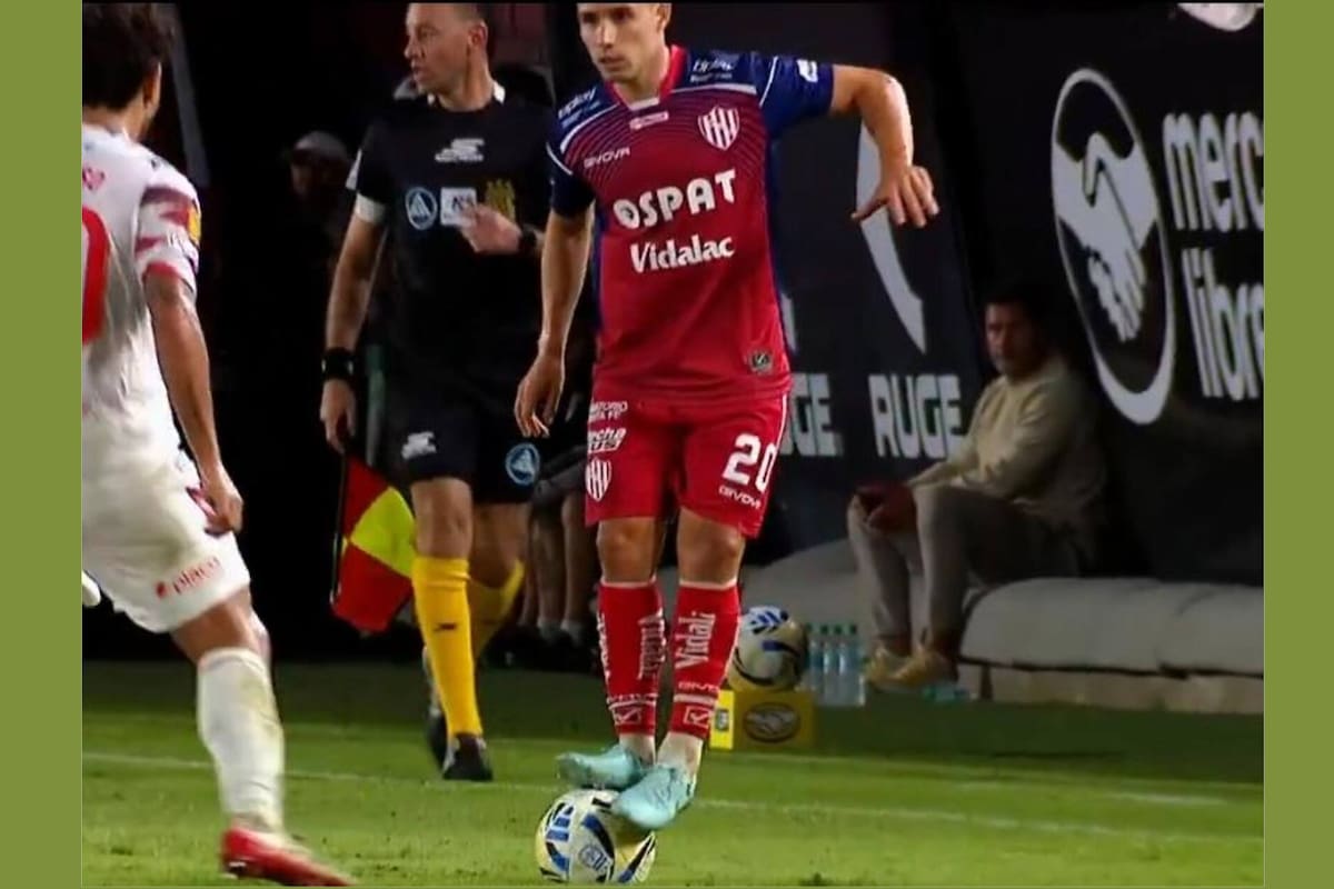 La acción que derivó en el cambio reglamentario: Julián Palacios, de Unión, se para sobre la pelota ante la marca de Eros Mancuso, de Estudiantes.