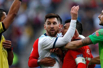La acción que desencadenó la situación actual: Messi pechándose con Gary Medel en el partido por el tercer puesto en la Copa América de Brasil.