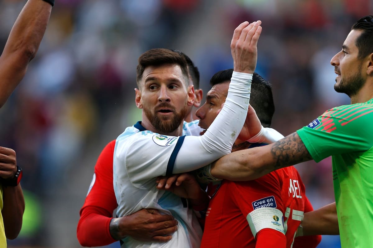La acción que desencadenó la situación actual: Messi pechándose con Gary Medel en el partido por el tercer puesto en la Copa América de Brasil.