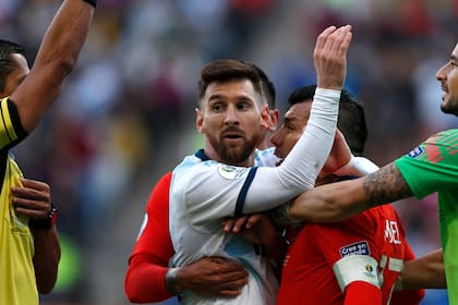 La acción que desencadenó la situación actual: Messi pechándose con Gary Medel en el partido por el tercer puesto en la Copa América de Brasil.