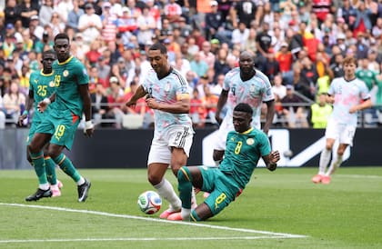 La acción que determinó el llamado del VAR y el penal que marcó el triunfo de Bélgica: Lamine Camara arrastra el pie de Youri Tielemans, según la observación del árbitro hondureño Saíd Martínez
