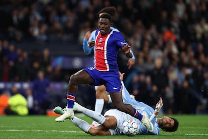 La acción que determinó el penal para Paris Saint-Germain: en el duelo entre portugueses, Matheus Nunes derriba a Nuno Mendes; Ferran Torres falló el remate ante Gianluigi Donnarumma