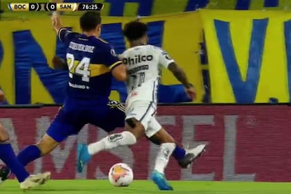 La acción que reclamó Santos: el cruce de Izquierdoz sobre Marinho dentro del área de Boca.