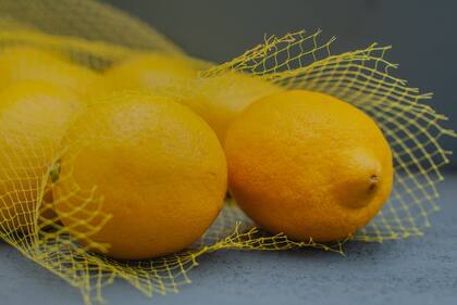 La acidez del limón ayuda como un desengrasante natural potente