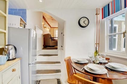 La acogedora casa vacacional se ubica a una corta distancia de la costa, ideal para vacaciones en la playa