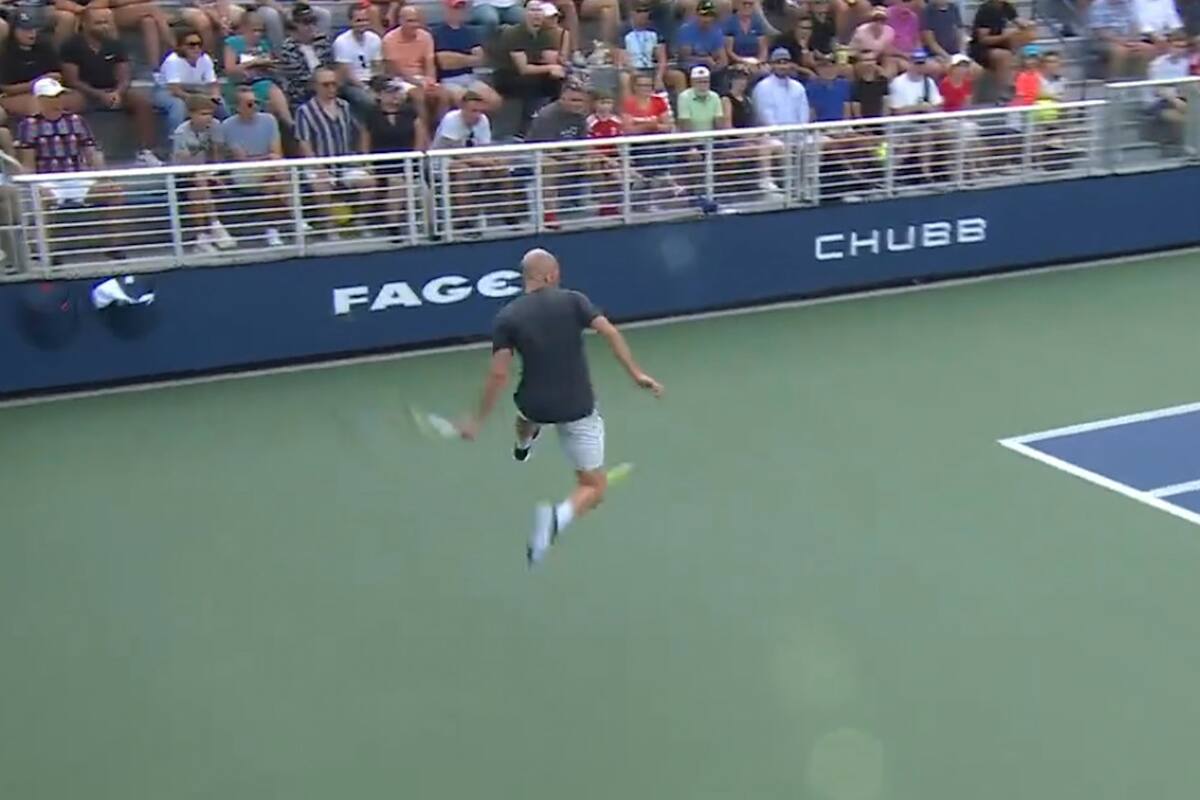 La acrobacia del tenista francés Adrian Mannarino para ganar el mejor punto de la tercera jornada del US Open 2023