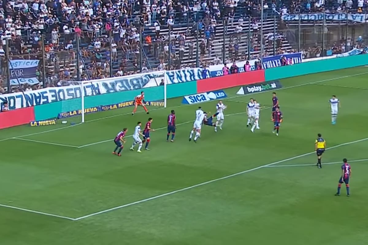 La acrobacia eficiente de Adam Bareiro: golazo de San Lorenzo para el 1-0 definitivo sobre Gimnasia en La Plata, por la Liga Profesional; el Ciclón se esperanza con disputar la Copa Sudamericana.