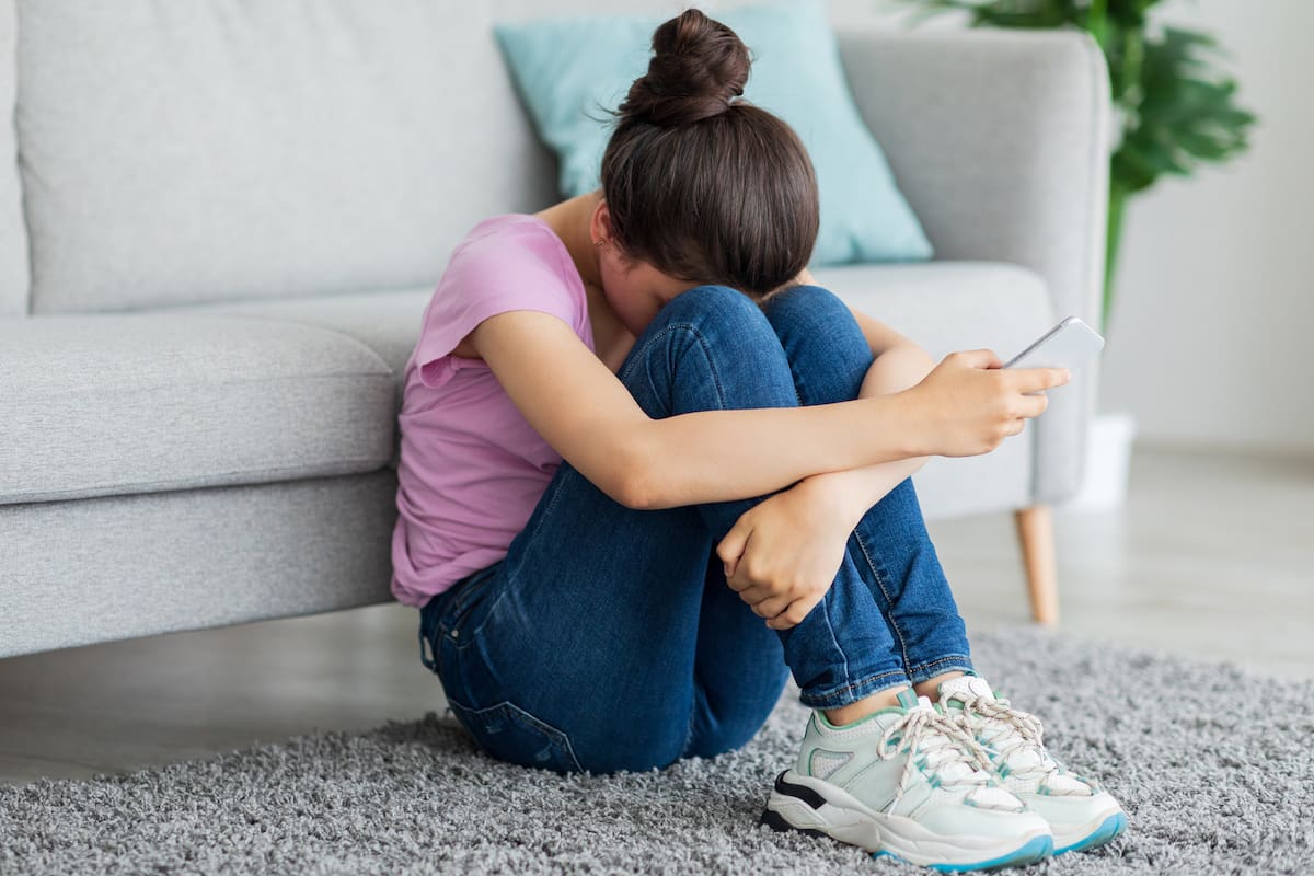 La actitud de un grupo de rechazo a uno o una diferente, pasa a ser el centro de ataques emocionales y físicos
