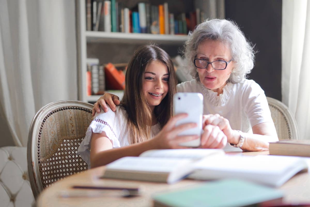 La activación en áreas del cerebro asociadas a la empatía emocional sugiere que las abuelas están orientadas a sentir lo que sienten sus nietos cuando interactúan con ellos