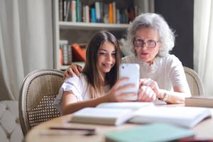 La activación en áreas del cerebro asociadas a la empatía emocional sugiere que las abuelas están orientadas a sentir lo que sienten sus nietos cuando interactúan con ellos