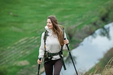¿Qué es el aquatrekking? La práctica de moda que combina ejercicio, naturaleza y paz mental