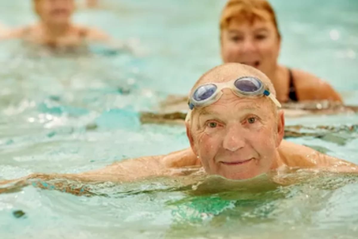 La actividad física de intensidad moderada (como nadar) durante la mediana edad o la vejez puede reducir el riesgo de deterioro cognitivo leve.