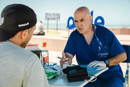 La actividad que Fundación OSDE ofrece a la comunidad, está a cargo de un equipo médico que realiza mediciones de tensión arterial, glucemia y peso, acompañadas por una breve encuesta orientada a identificar posibles factores de riesgo.