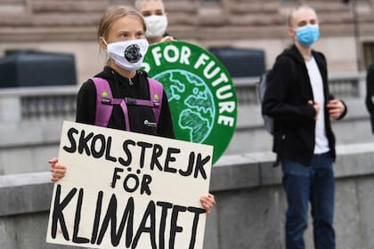 La activista climática sueca Greta Thunberg sostiene un cartel que dice "Huelga escolar por el clima" mientras protesta frente al Parlamento sueco Riksdagen, hoy