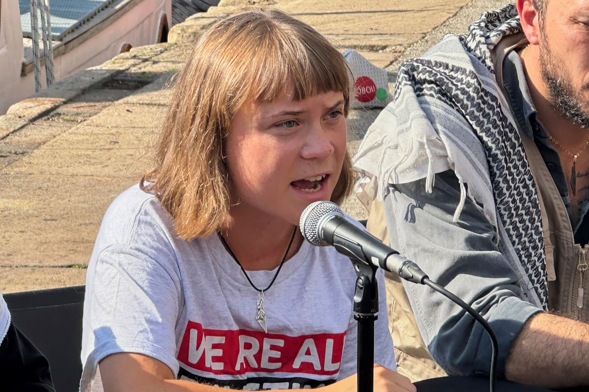 La activista climática sueca Greta Thunberg habla durante una conferencia de prensa antes de la salida de la flota civil con destino a Gaza