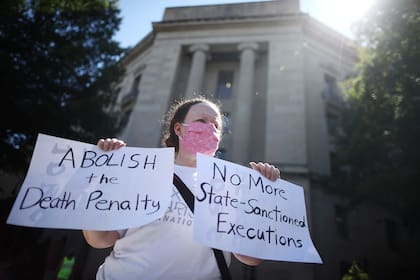 La activista contra la pena de muerte Judy Coode de Pax Christi Internacional se manifiesta frente al edificio Robert F. Kennedy del Departamento de Justicia de los Estados Unidos el 13 de julio de 2020 en Washington, DC