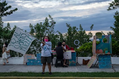 La activista Guadalupe Martín Cab ondea una bandera durante la recogida de firmas en contra del cuarto muelle, el 22 de enero
