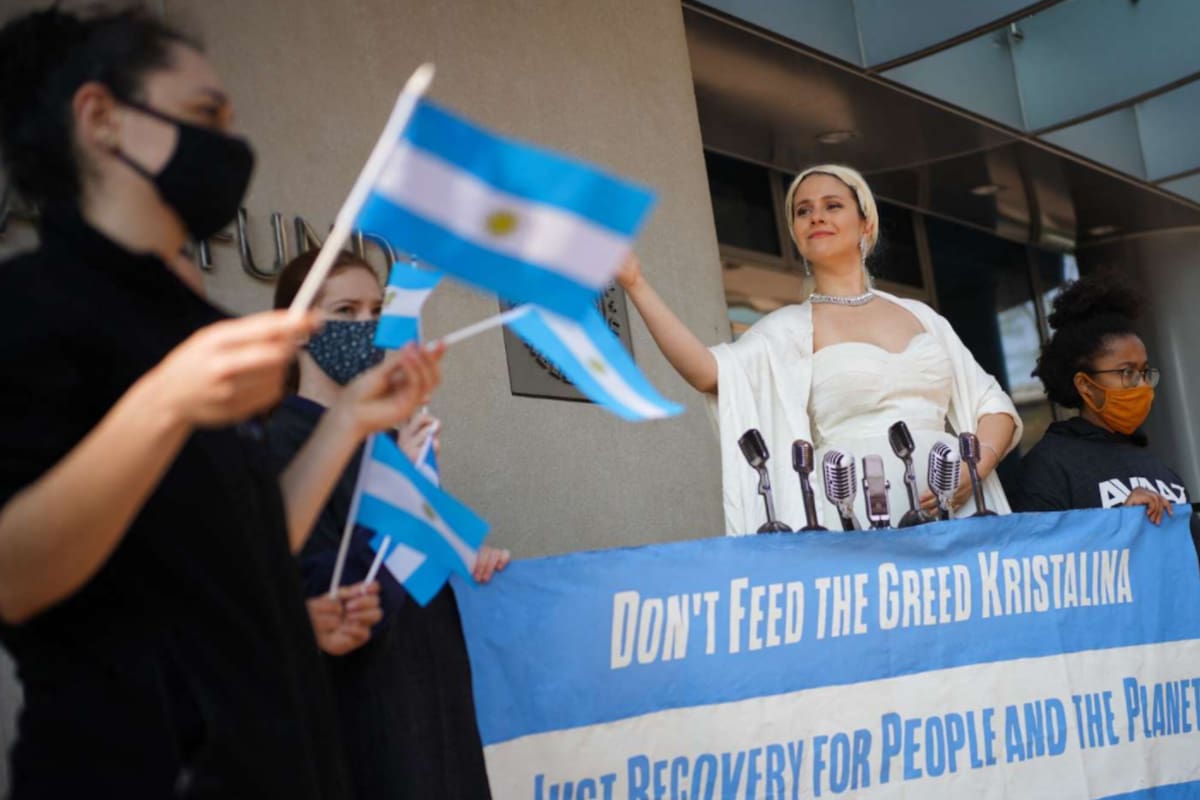 La activista posó detrás de unos micrófonos que simulan ser los que se usaban en la época de la presidencia de Perón