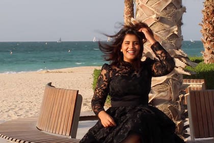 La activista saudita Loujain al-Hathloul el 6 de agosto de 2019 posando para una foto con un vestido en la playa