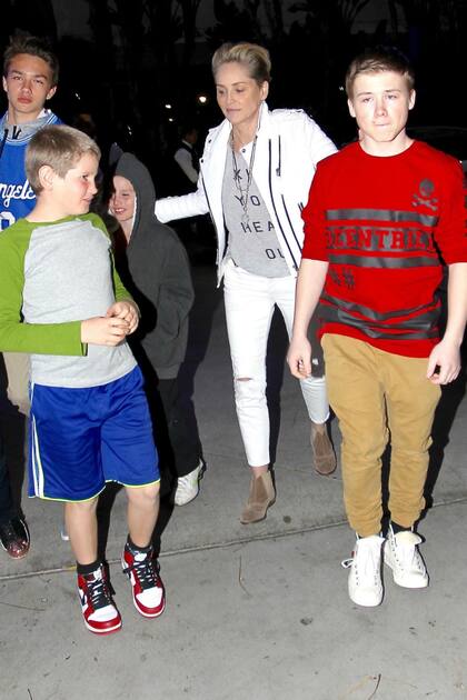 La actriz a la salida de un partido de los Lakers con sus tres hijos: Roan, Laird y Quinn, sus grandes amores