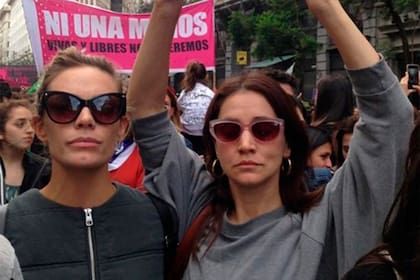 La actriz, acompañada por Bárbara Lombardo, participó de la movilización en repudio al fallo del caso Lucía Pérez