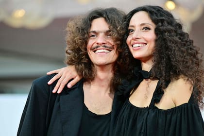 La actriz, además. se mostró muy feliz y enamorada de su novio, el cantante y actor Rocco Posca