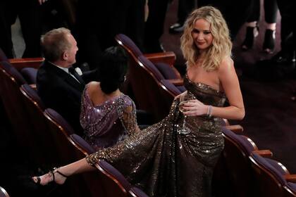 La actriz agarró una copa de vino, entró antes al teatro y saltó entre las butacas