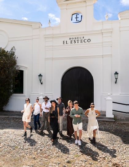 La actriz Agustina Papry Suásquita, el ex tenista Diego “Peque” Schwartzman junto a su esposa, Eugenia De Martino, el chef Maximiliano Van Oyen, y los influencers Lumena Fernández, Valentín Crucianelli, Sol Frocham y Abril Bruzzese.