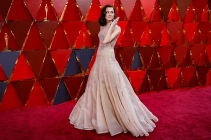 La actriz Allison Williams lució un vestido vaporoso color nude